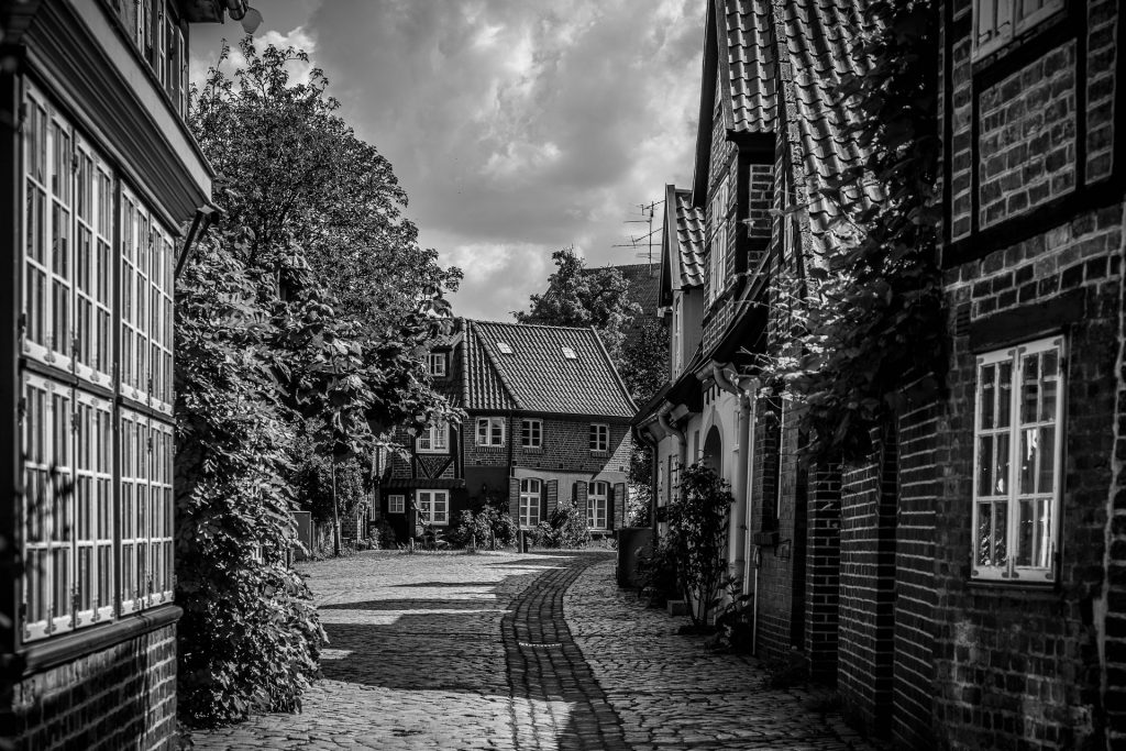 Czarno-białe zdjęcie uliczki z domami z cegły